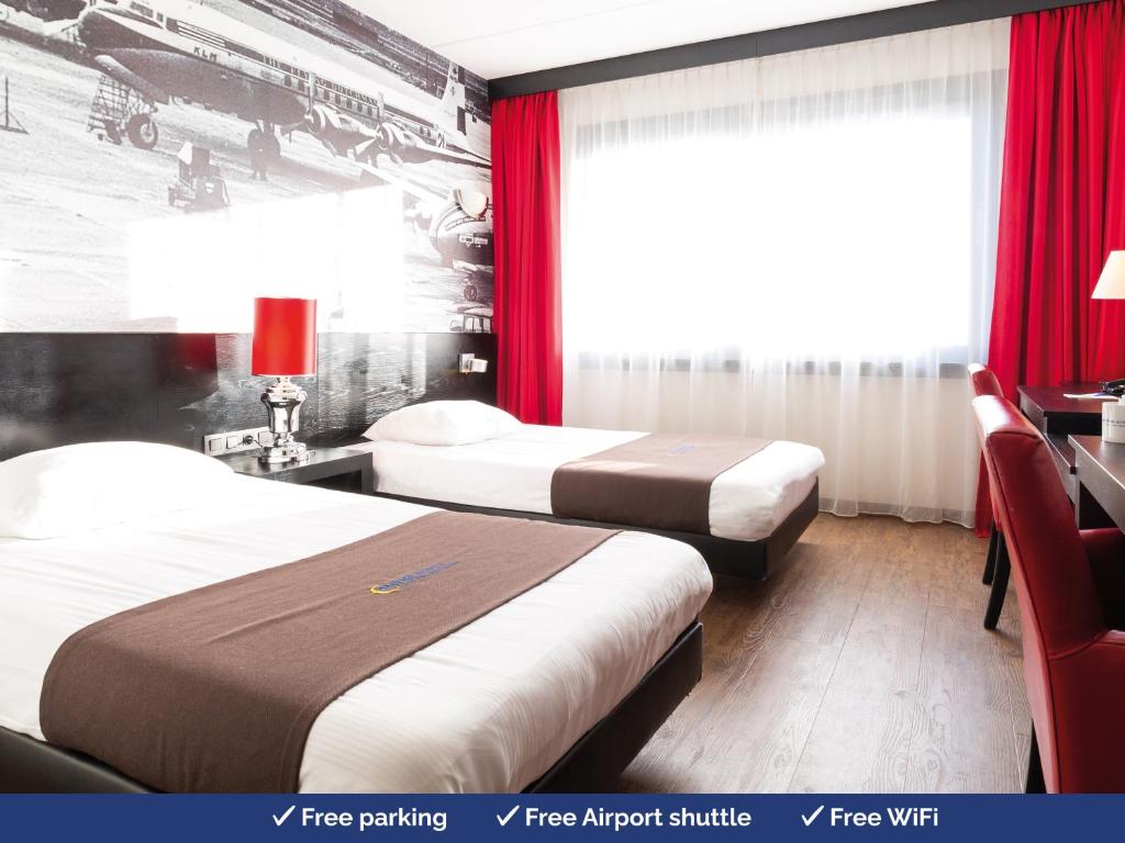 Best Western Plus Amsterdam Airport Hotel tesisinde bir odada yatak veya yataklar