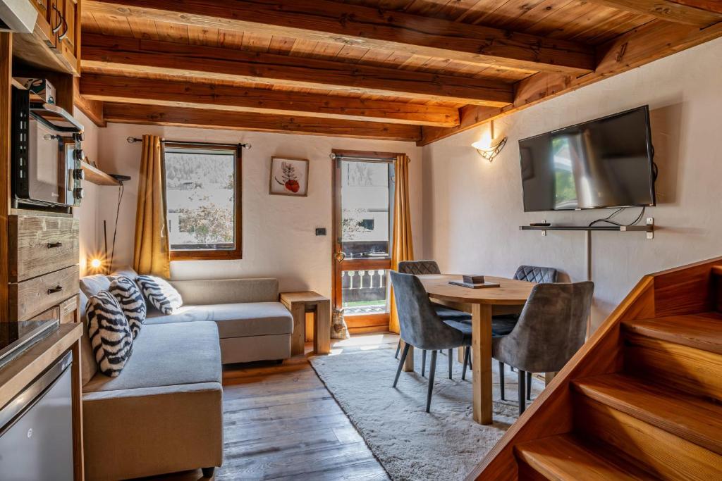 A television and/or entertainment centre at Balcon de l'Arve- Charming Duplex in Chamonix Centre