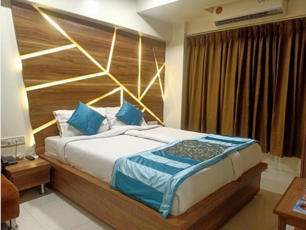 Tempat tidur dalam kamar di Hotel Citizen - Near Surat Railway Station