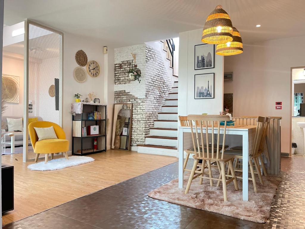 a living room with a dining room table and chairs at Anna Home@Lat Krabang in Ban Khlong Prawet