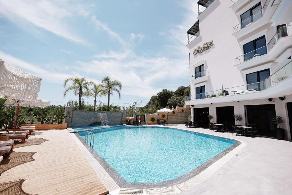 einem Pool vor einem Gebäude in der Unterkunft Sea View Hotel in Himarë