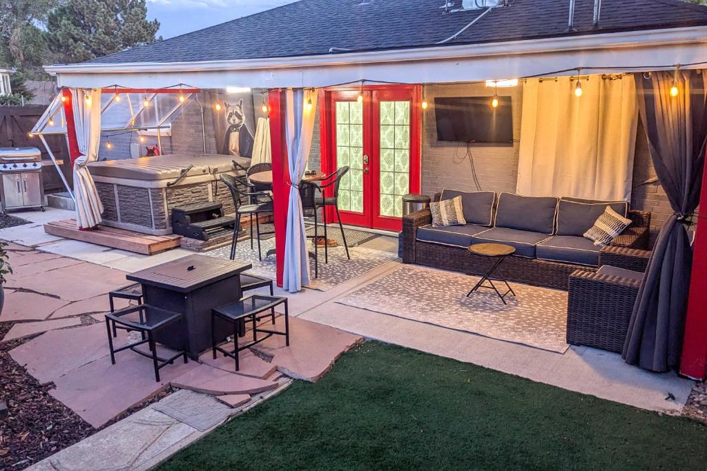 Patio atau area outdoor lain di 2 Mi to Dtwn Home with Hot Tub in Denver!