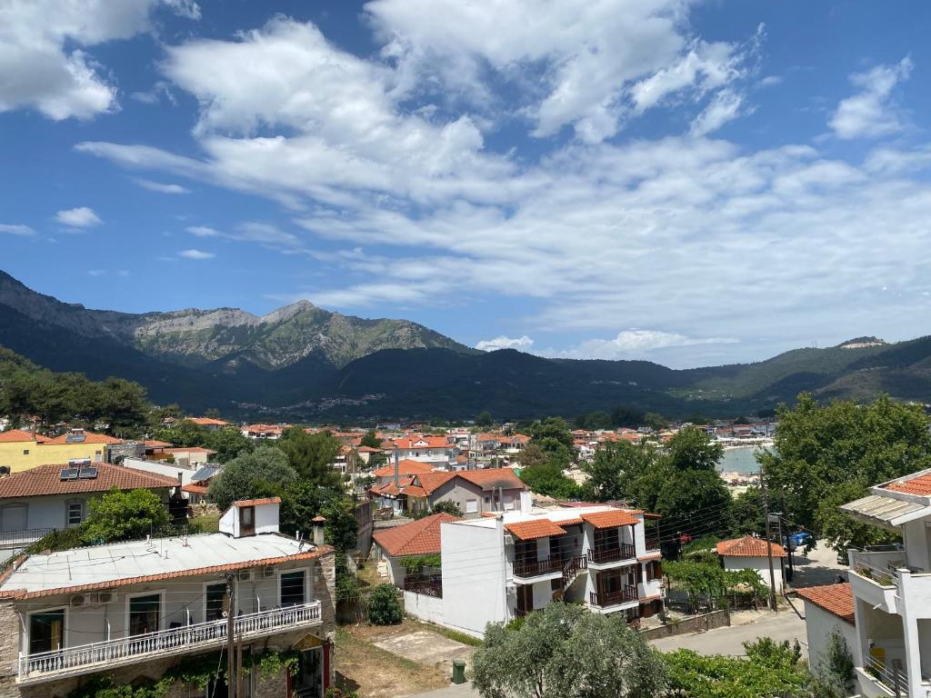 vistas a una ciudad con montañas en el fondo en Hotel Hera, en Skala Potamias