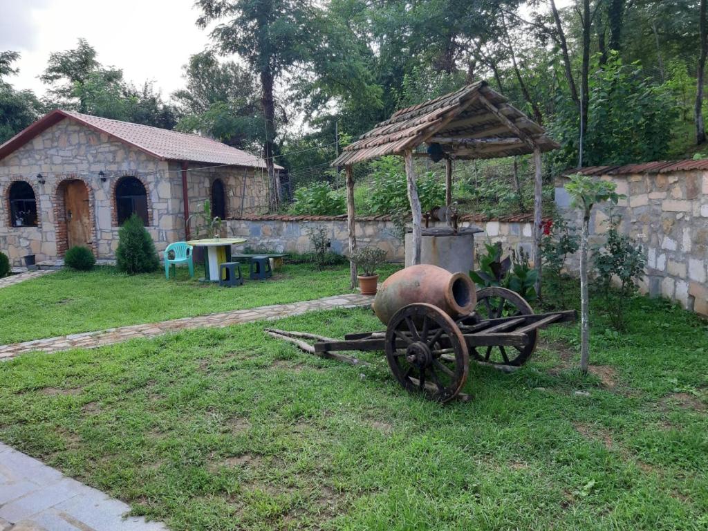 Garden sa labas ng Guest House Godogani