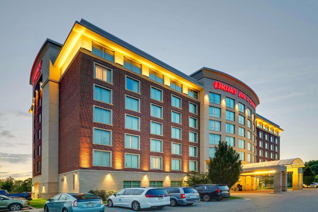 CascadeにあるDrury Inn & Suites Grand Rapidsの駐車場を利用したホテル