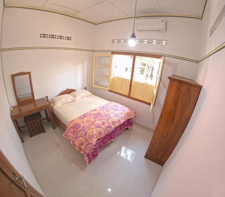 Una cama o camas en una habitación de Omah Prambanan Syariah