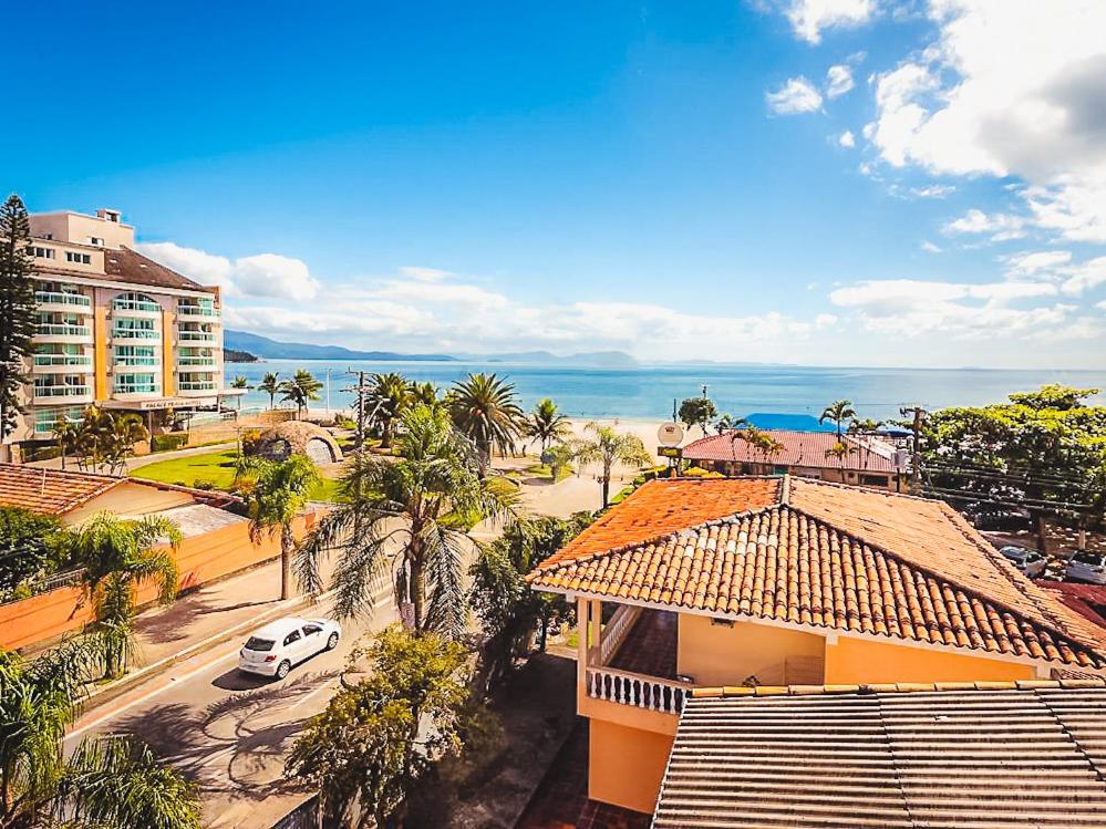 Uma vista do mar tirada da pousada