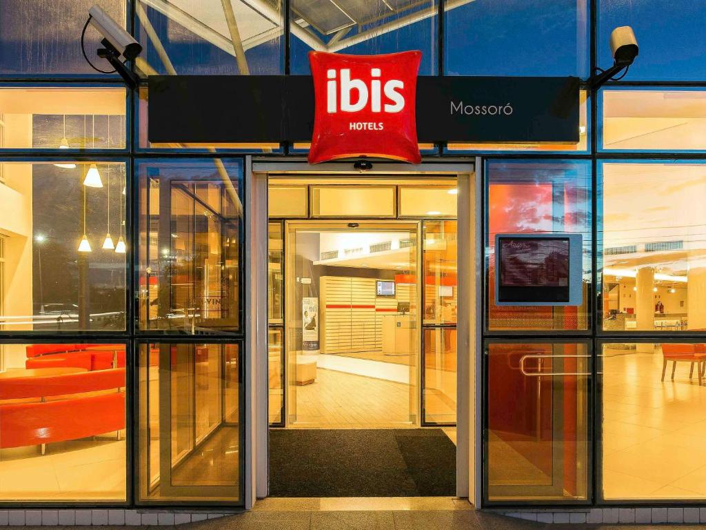 Ibis Mossoro في موسورو: مدخل إلى متجر زراعي مع علامة فوق الباب