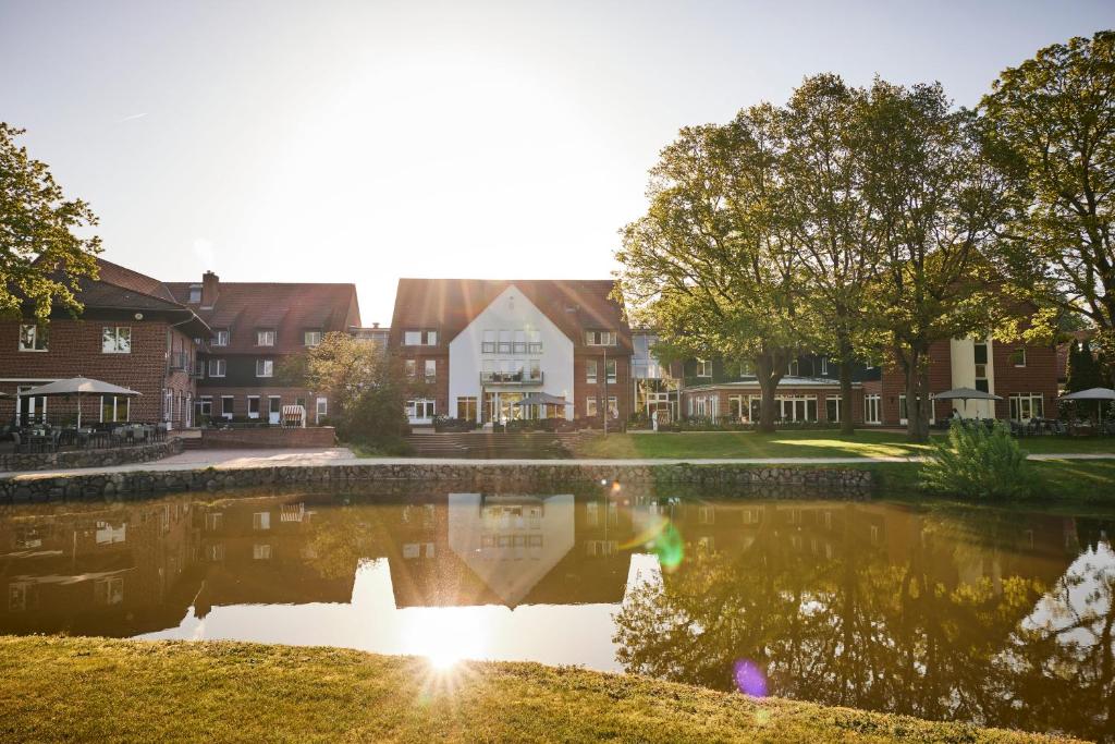 widok na kampus ze stawem w obiekcie Steigenberger Hotel Treudelberg Hamburg w mieście Hamburg