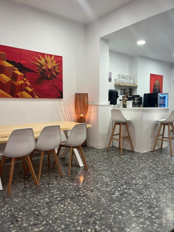 una sala de conferencias con mesa de madera y sillas en Hotel Ibiza, en Sitges