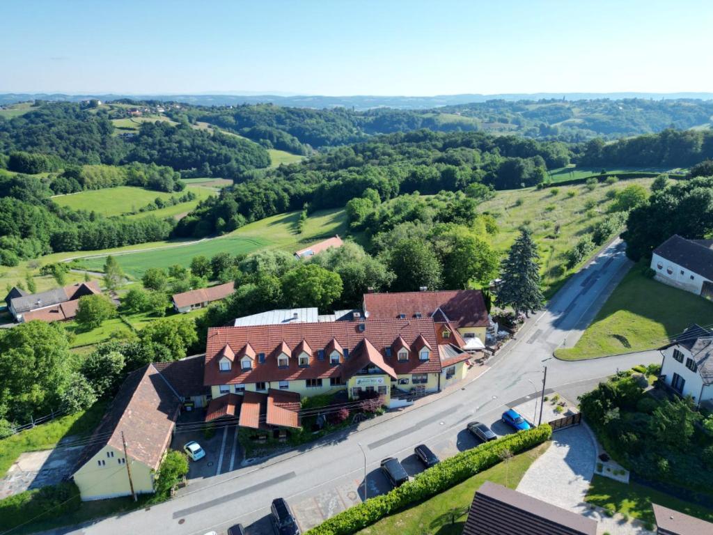 una vista aerea di una casa su strada di Landrasthaus Maria Bild a Maria Bild