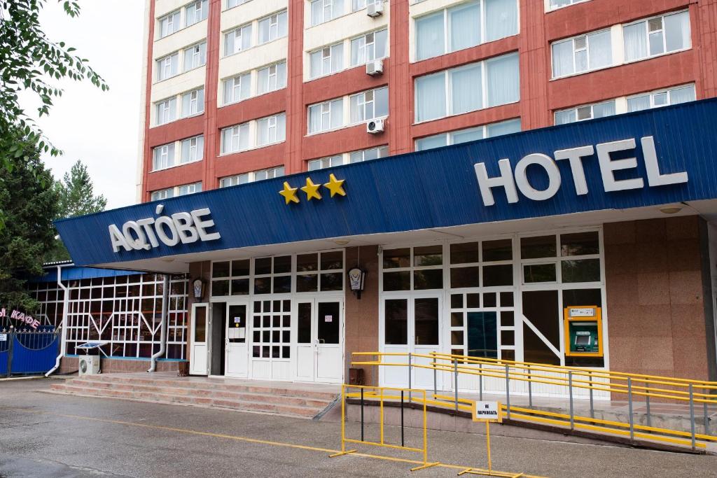 un edificio con un cartello hotel di Aktobe Hotel ad Aqtöbe