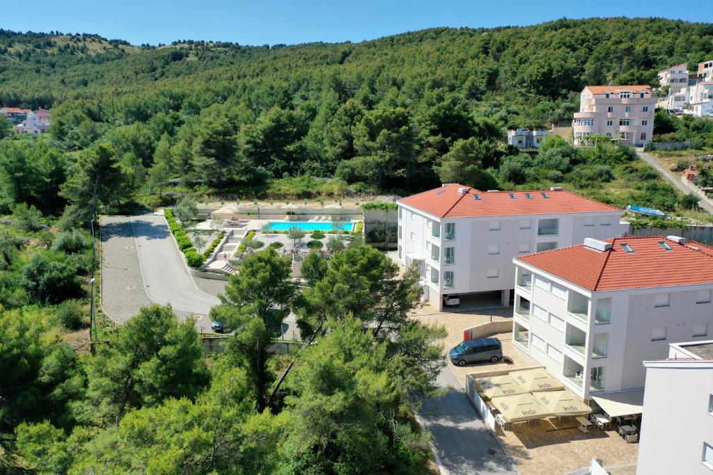 une vue aérienne sur un complexe d'appartements avec un parking dans l'établissement Malo More Resort, à Trogir