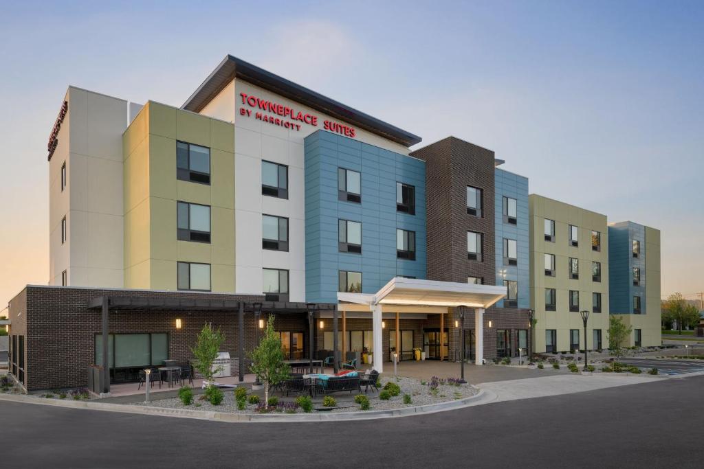 een weergave van een hotel in de buurt van een parkeerplaats bij TownePlace Suites by Marriott Coeur d'Alene in Coeur d'Alene