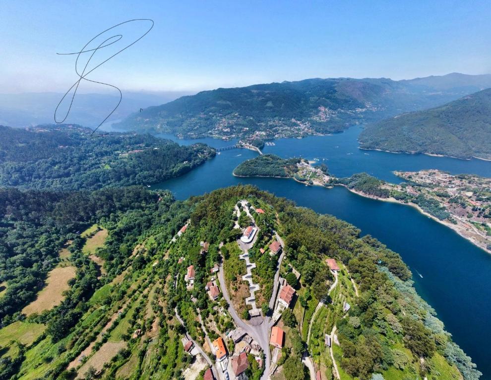 een eiland in het midden van een waterlichaam bij Casa de Casarelhos - Gerês - Estúdio com AC e AL com lareira in Geres