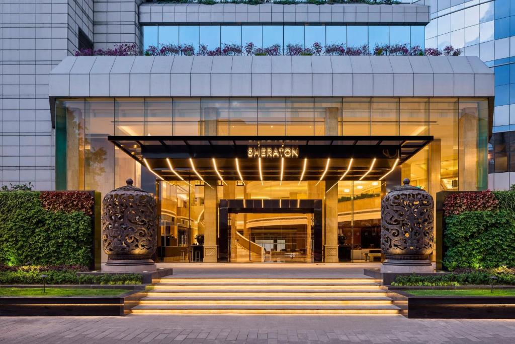 Muka bangunan atau pintu masuk Sheraton Chengdu Lido Hotel