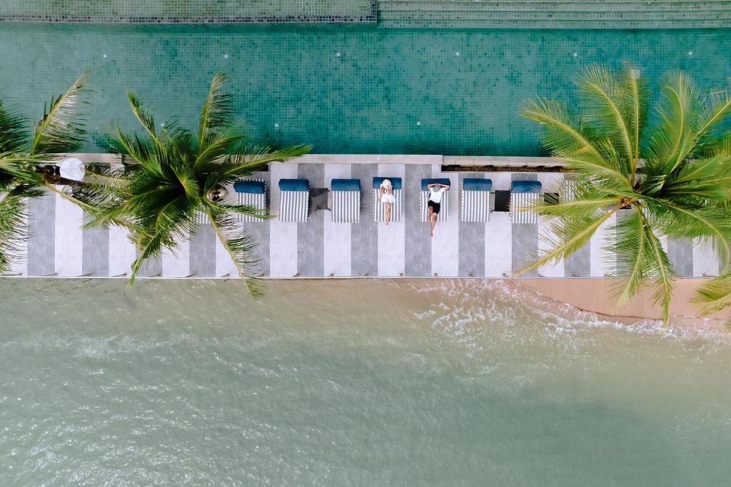 Sundlaugin á Hotel Tide Phuket Beachfront eða í nágrenninu