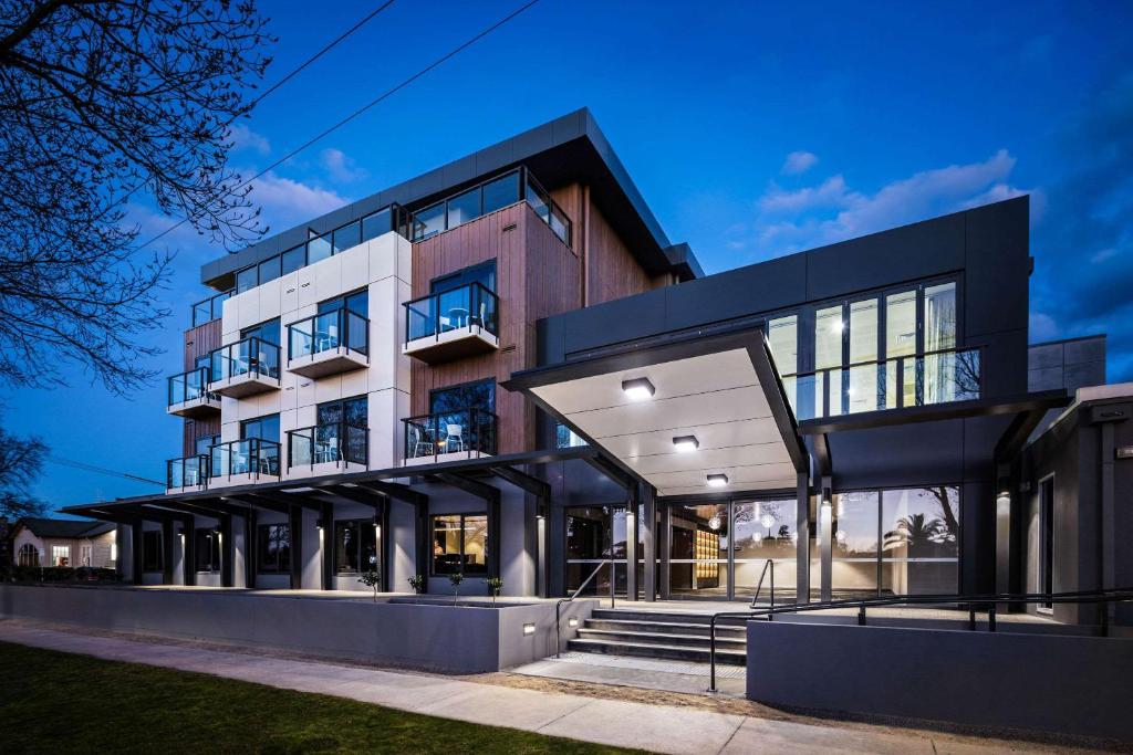 ein Haus mit einer schwarz-weißen Fassade in der Unterkunft Quality Hotel Lakeside in Bendigo