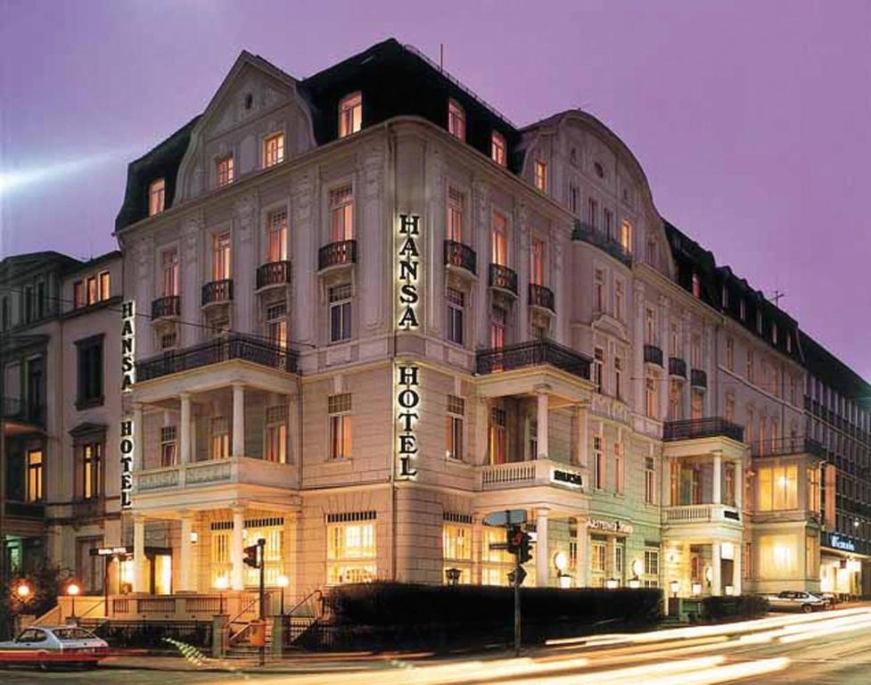 un grand bâtiment au coin d'une rue dans l'établissement Star-Apart Hansa Hotel, à Wiesbaden