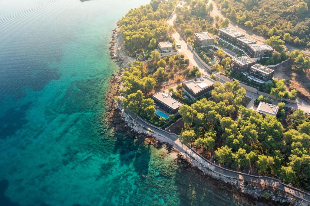 een luchtzicht op een resort aan de oever van het water bij Maslina Resort in Stari Grad