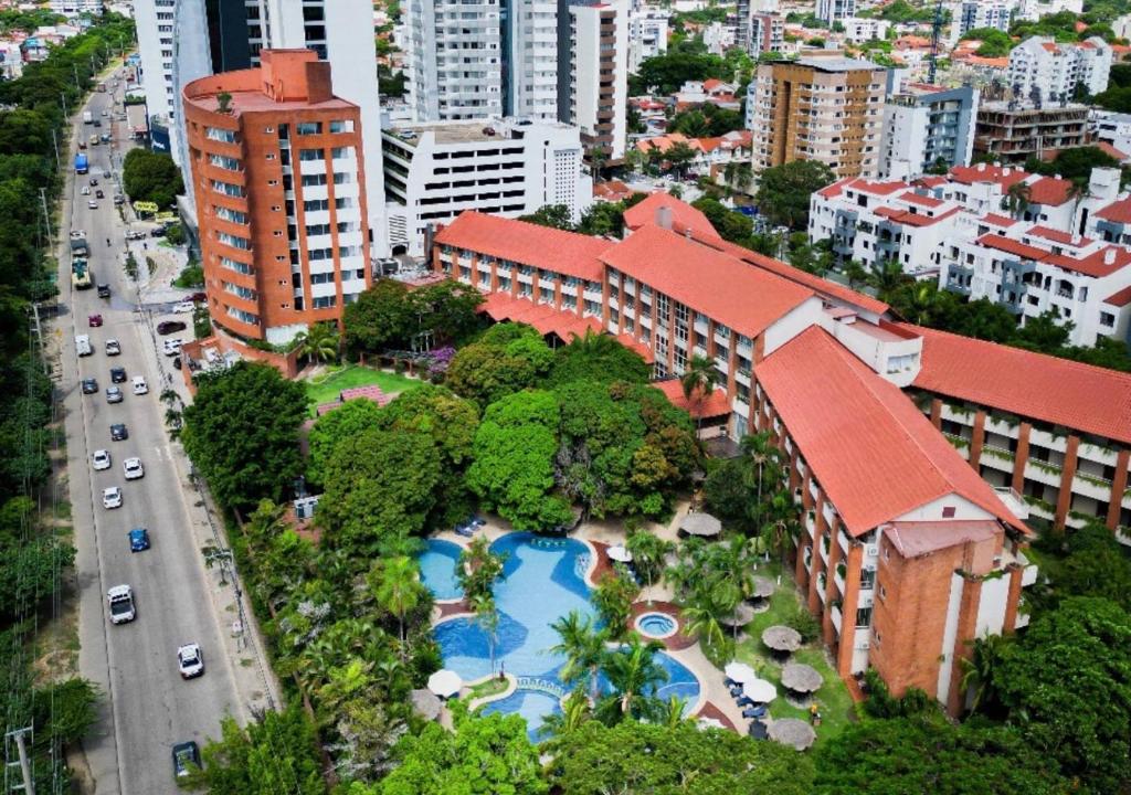 uma vista aérea de um resort com uma piscina em Hotel Camino Real em Santa Cruz de la Sierra