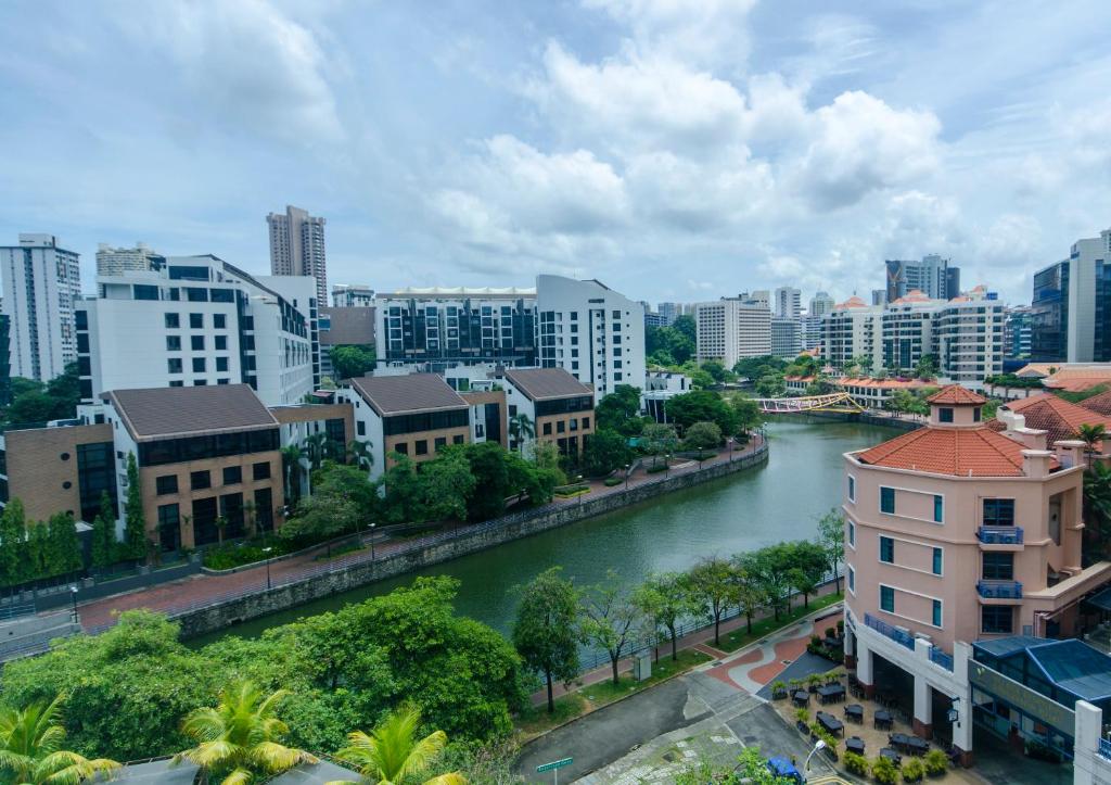 uma vista para uma cidade com um rio e edifícios em Robertson Quay Hotel em Singapura