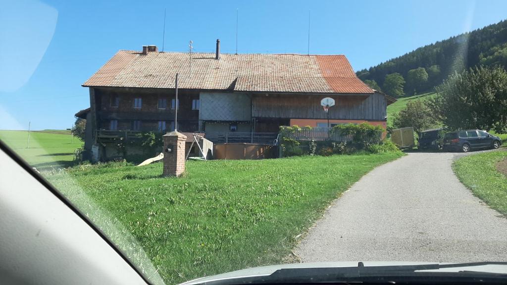 ein Haus am Straßenrand in der Unterkunft Chez Astrid in Treyvaux