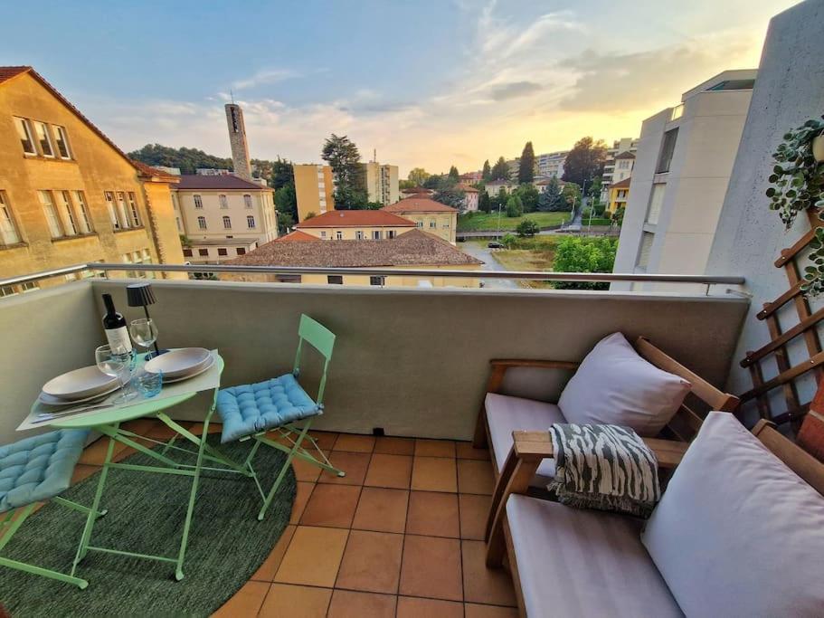 einen Balkon mit einem Sofa und einem Tisch auf dem Balkon in der Unterkunft Confortevole appartamento nel cuore di Lugano in Lugano