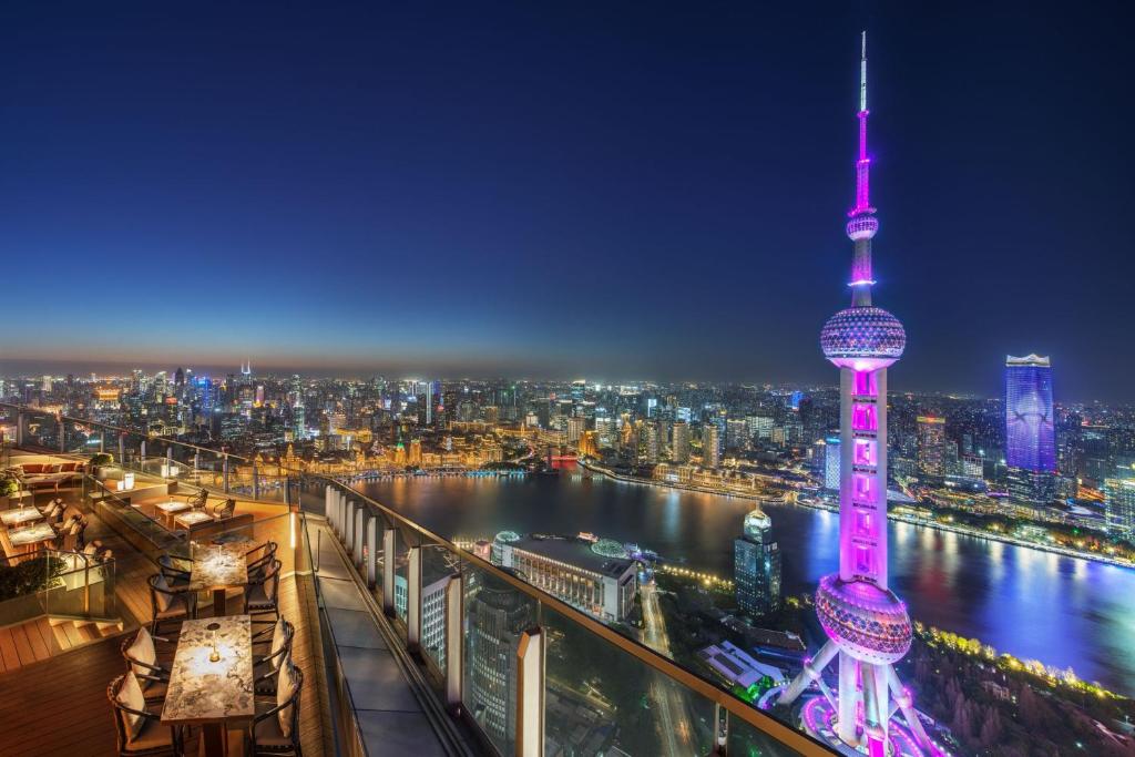 - une vue sur la tour des perles orientales la nuit dans l'établissement The Ritz-Carlton Shanghai, Pudong, à Shanghai