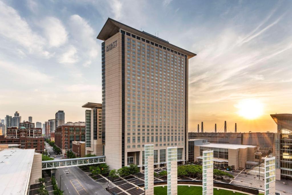 een uitzicht op de Trump International hoteltoren vanuit een gebouw bij Hyatt Regency McCormick Place Chicago in Chicago