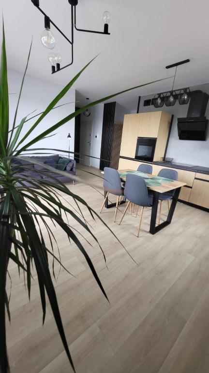 sala de estar con mesa y sillas en Apartament SOLO, en Pruszcz Gdański