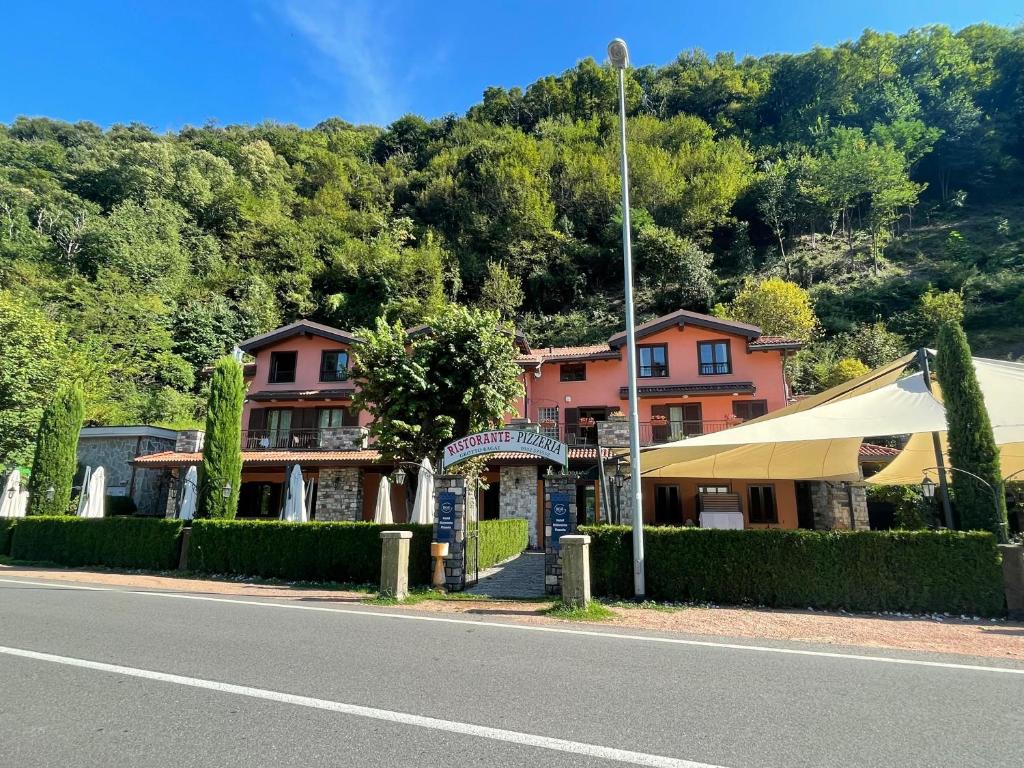 un edificio sul lato della strada di Hotel Grotto Bagat a Lavena Ponte Tresa