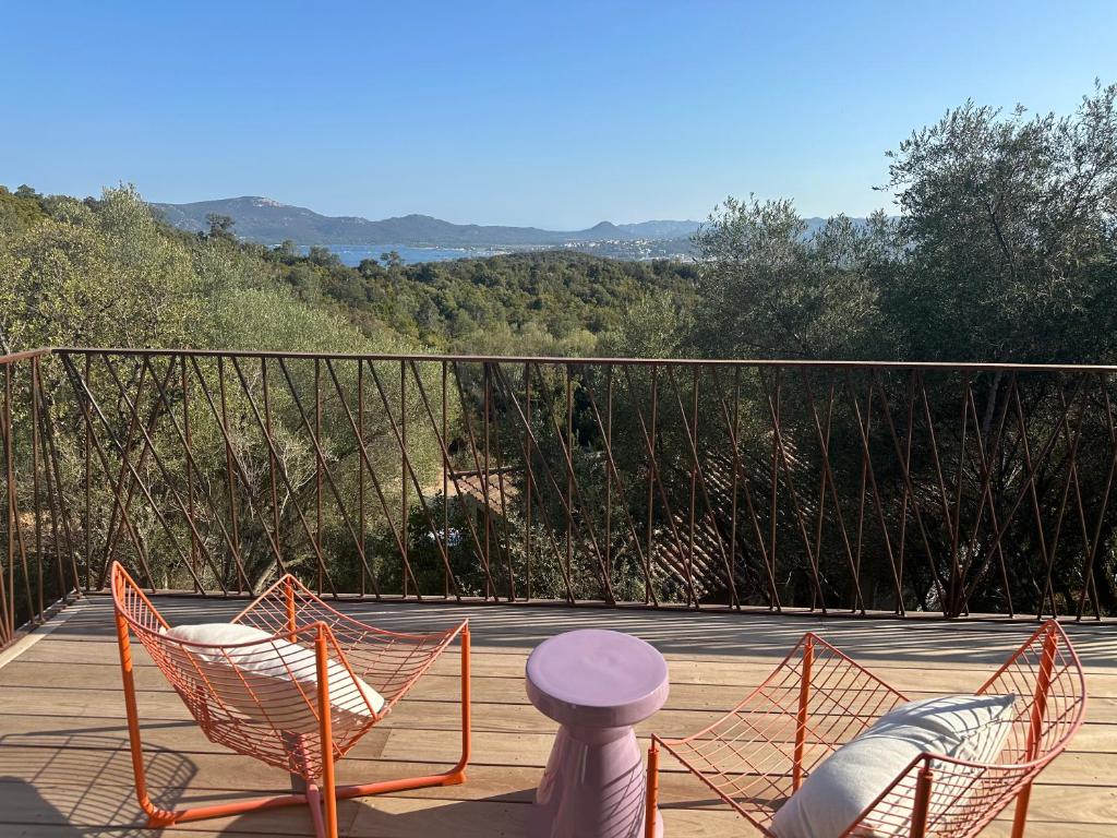 2 sillas y una mesa en una terraza con vistas en Casaty Mare, en Porto Vecchio