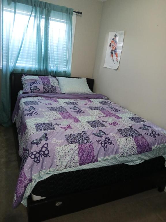 Ένα ή περισσότερα κρεβάτια σε δωμάτιο στο A room in Spruce Grove, 20mins drive to WEM