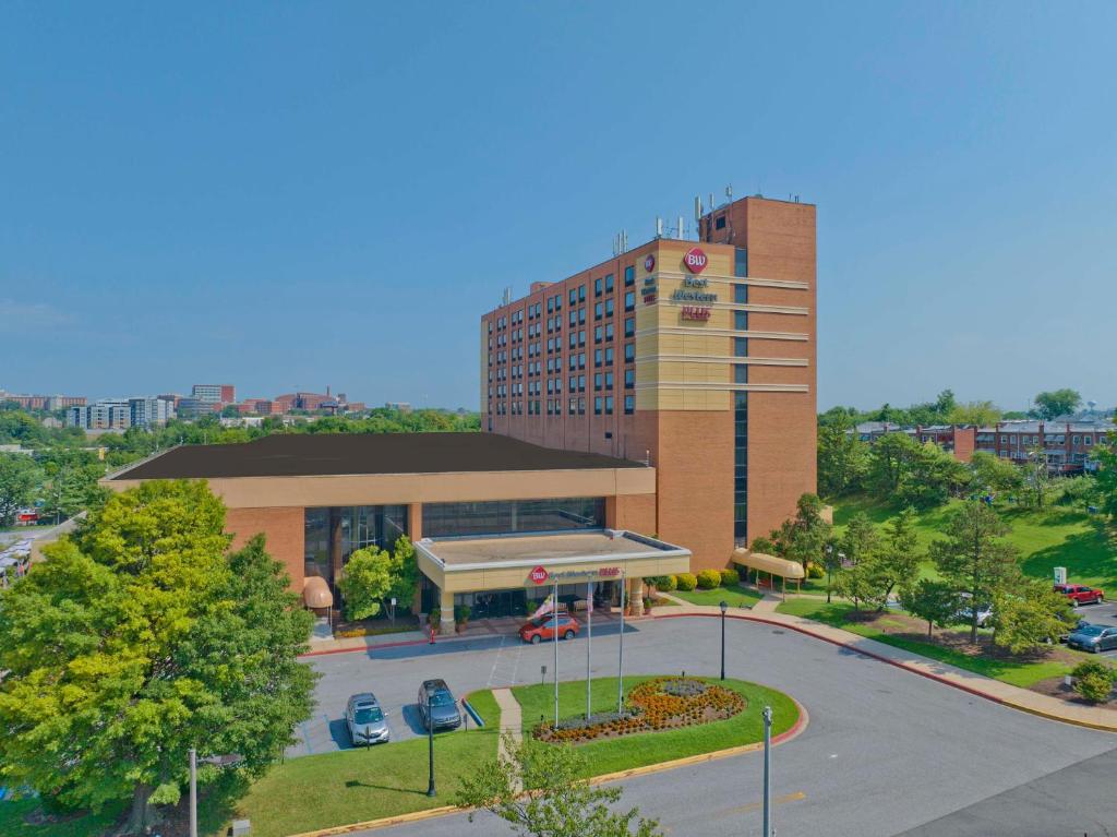 un edificio con una gasolinera en un aparcamiento en Best Western Plus Hotel & Conference Center, en Baltimore