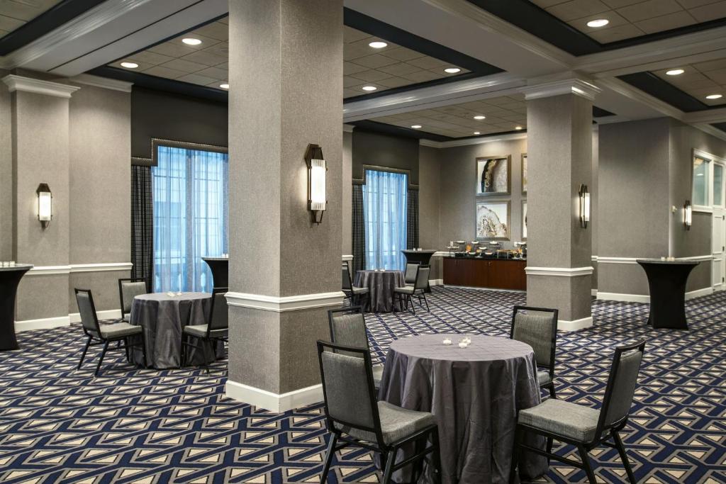 A seating area at The Notary Hotel, Philadelphia, Autograph Collection