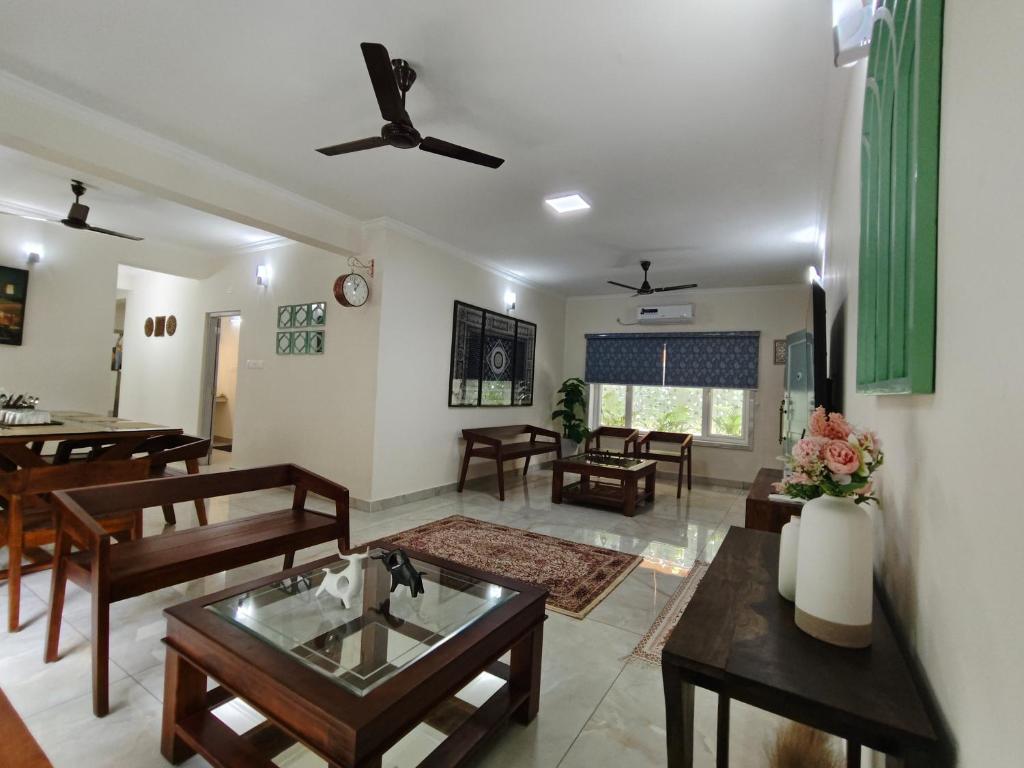 Svetainės erdvė apgyvendinimo įstaigoje Lapis1, Best 3BHK Luxury Home Stay Thrissur - 7Elysee Homes