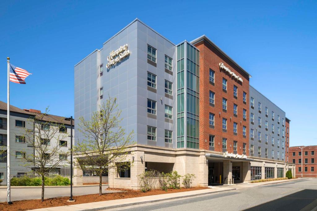 uma representação do exterior de um edifício em Hampton Inn & Suites-Worcester, MA em Worcester