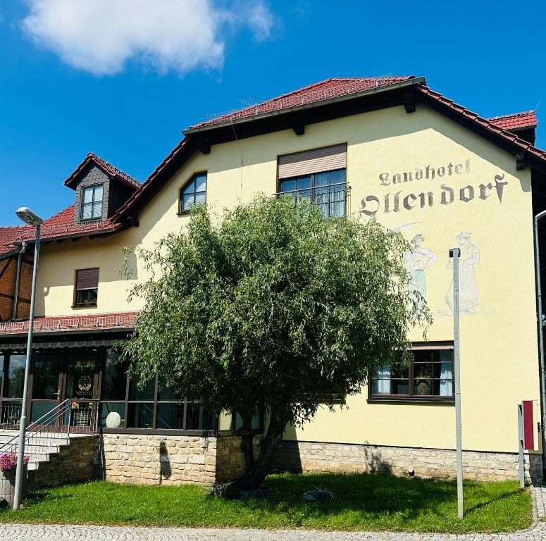 un bâtiment avec un arbre en face dans l'établissement Land Hotell Ollendorf mit Event Location, 