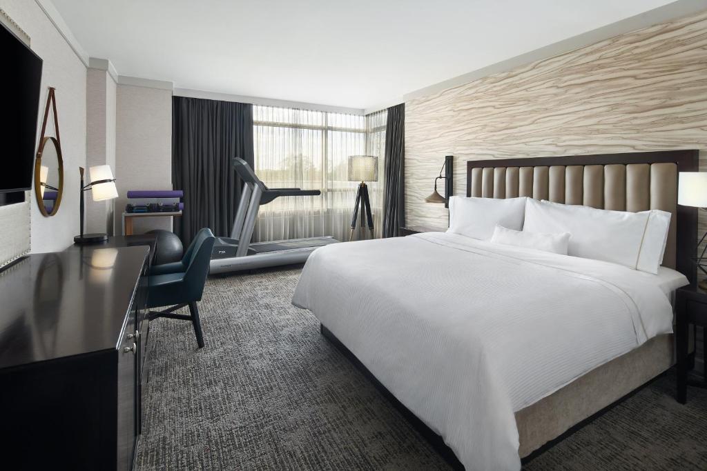 een hotelkamer met een groot bed en een bureau bij The Westin Baltimore Washington Airport - BWI in Linthicum Heights