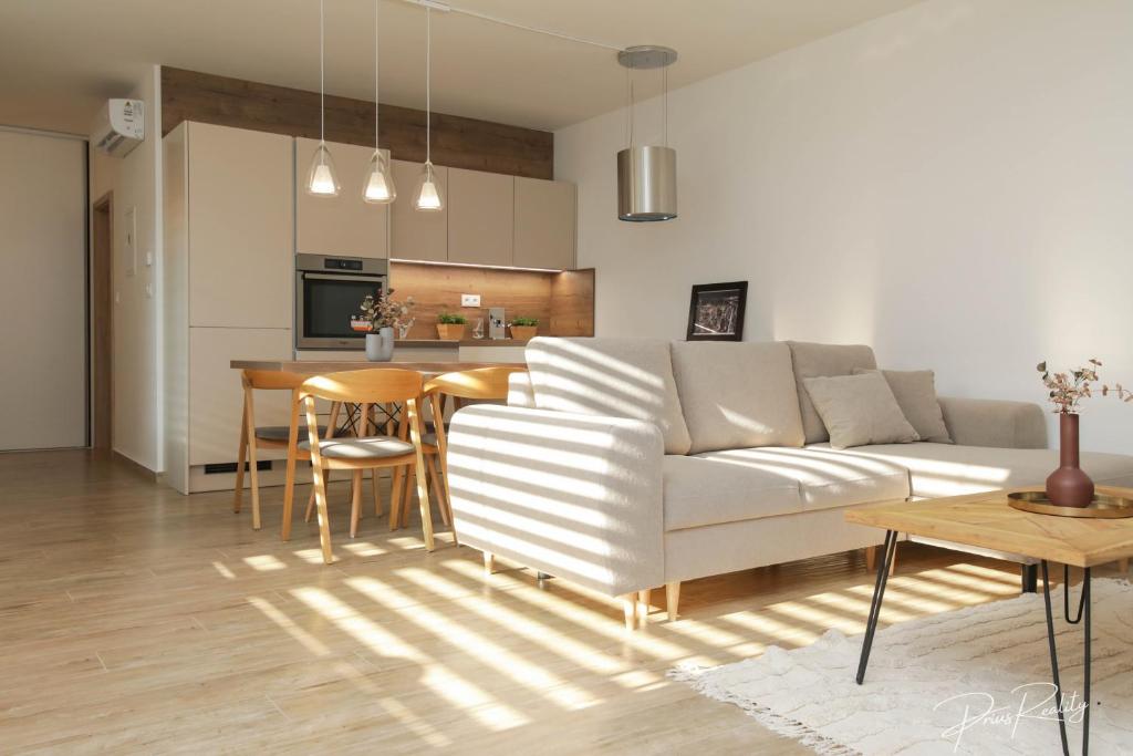 - un salon avec un canapé blanc et une table dans l'établissement Apartmen centrum Trnava, à Trnava