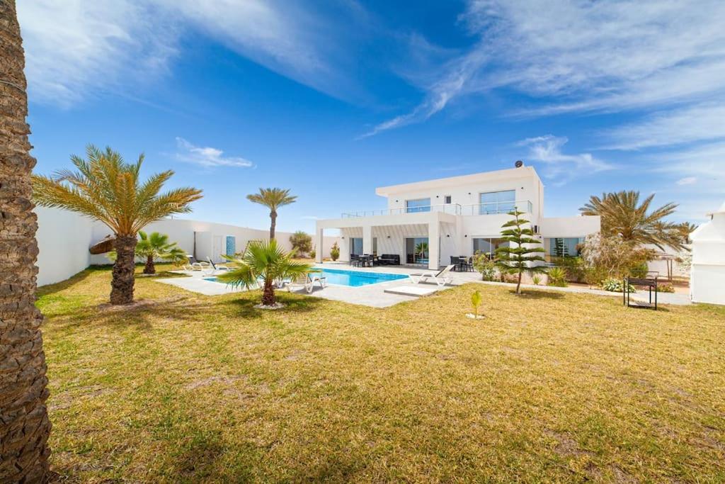 Majoituspaikassa Dar Meryem Villa piscine sans vis-à-vis Djerba tai sen lähellä sijaitseva uima-allas