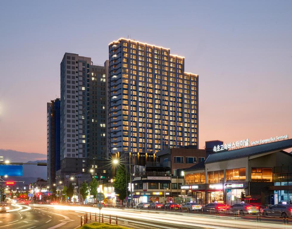 un gran edificio en una ciudad por la noche en The Hotel Sokcho by Best Western Signature Collection, en Sokcho