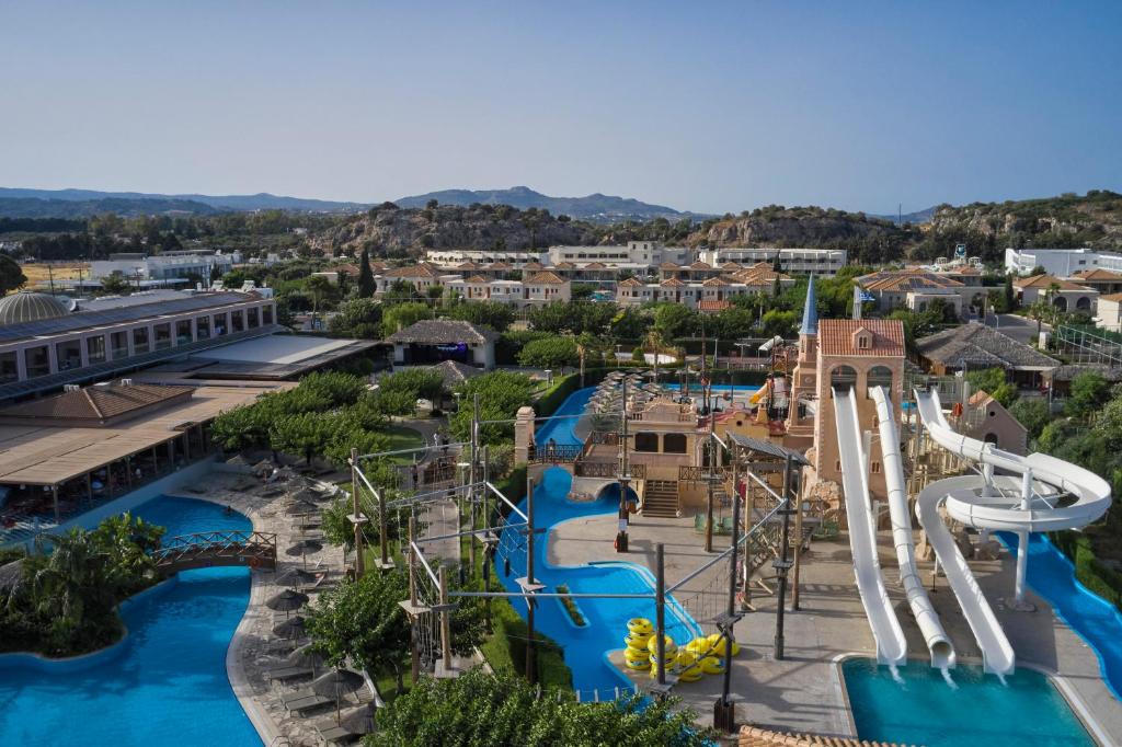 Peldbaseins naktsmītnē Atlantica Holiday Village Rhodes vai tās tuvumā