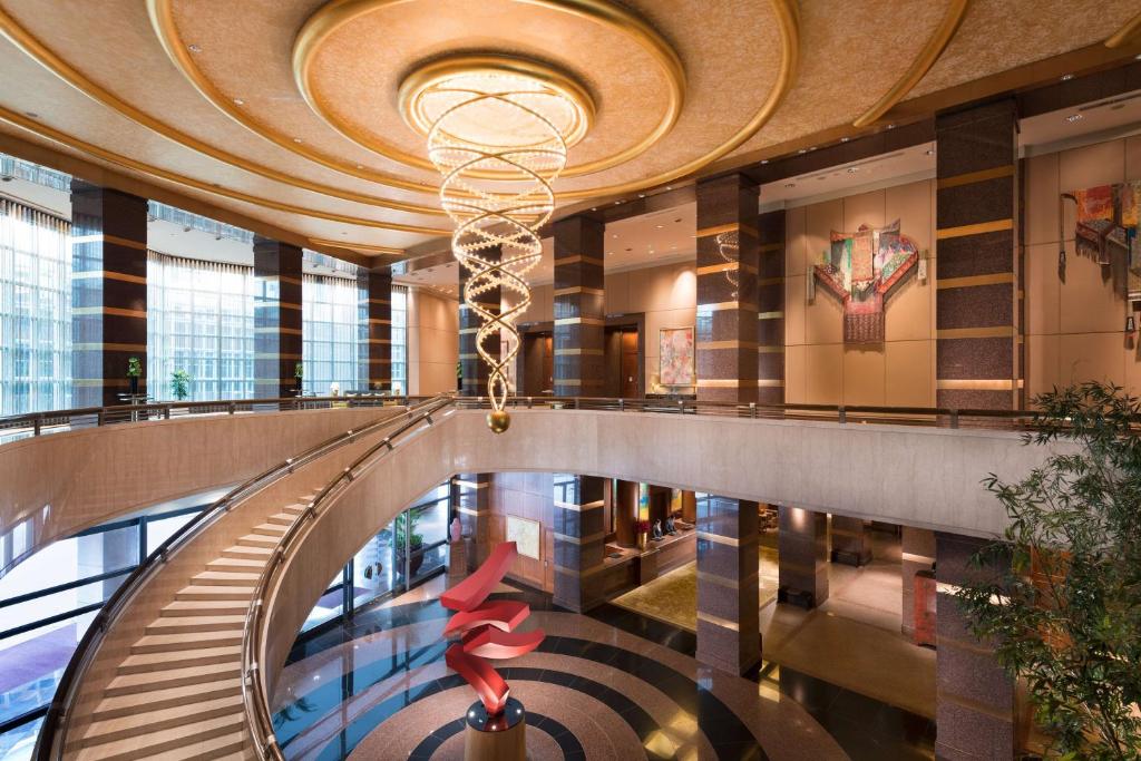 uma escada em espiral num edifício com tecto em Conrad Centennial Singapore em Singapura