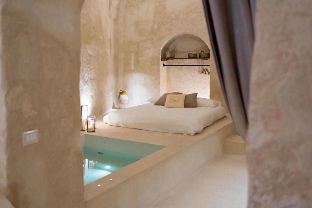 una camera con letto e vasca da bagno di Il Suq Lecce Luxury Apartment a Lecce