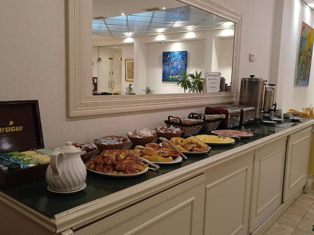 een buffet met veel gerechten op een aanrecht bij ATLAS TOWER HOTEL in Buenos Aires