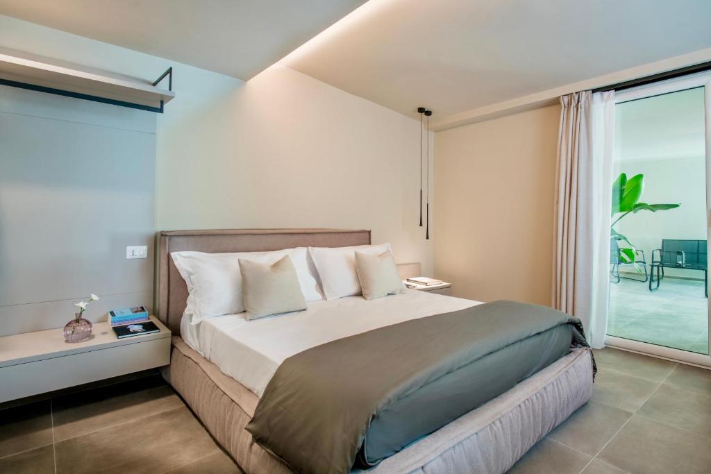 Tempat tidur dalam kamar di Cali Suites Mergellina