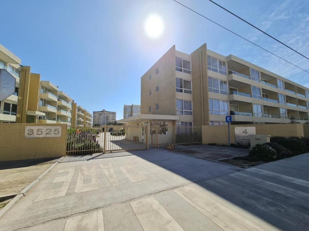 un edificio de apartamentos con una valla delante en Departamento a una cuadra de la Playa, en La Serena