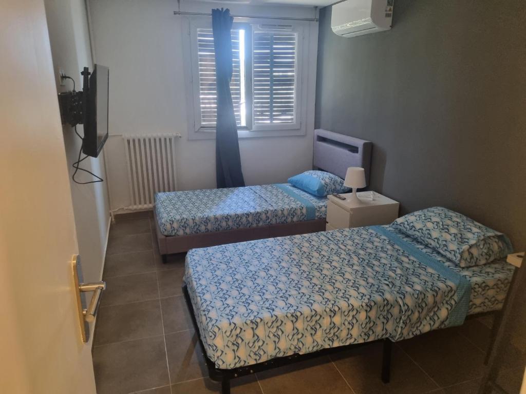 Krevet ili kreveti u jedinici u okviru objekta Chambre privative rénové 2024, climatisation, tramway sur place , 12 min centre, 16 min plage, aperçu latéral mer, 2 wc avec 2 salle de bain, private room renovated 2024, air-conditioned , tram on spot, 2 toilets and 2 bathrooms